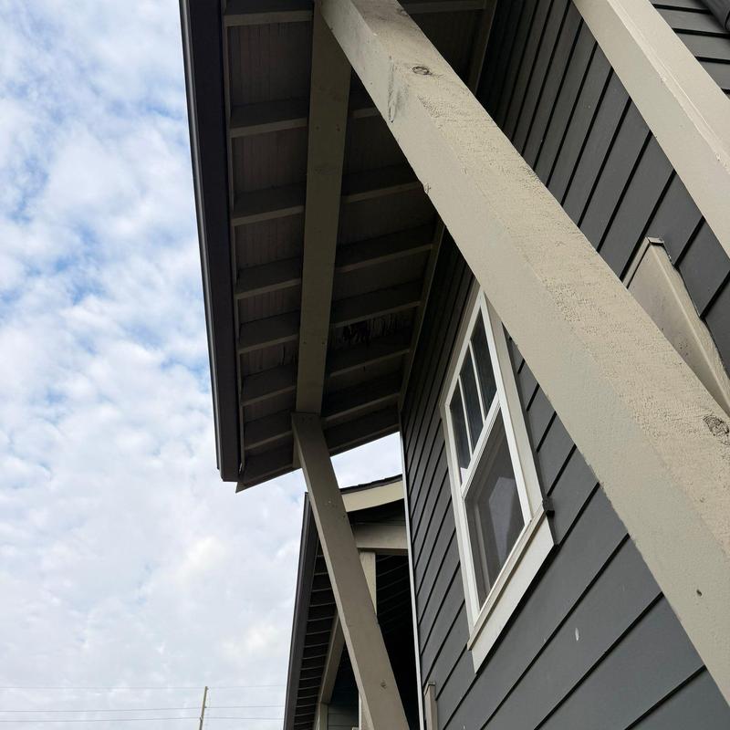 Roof eaves and support beams exterior view