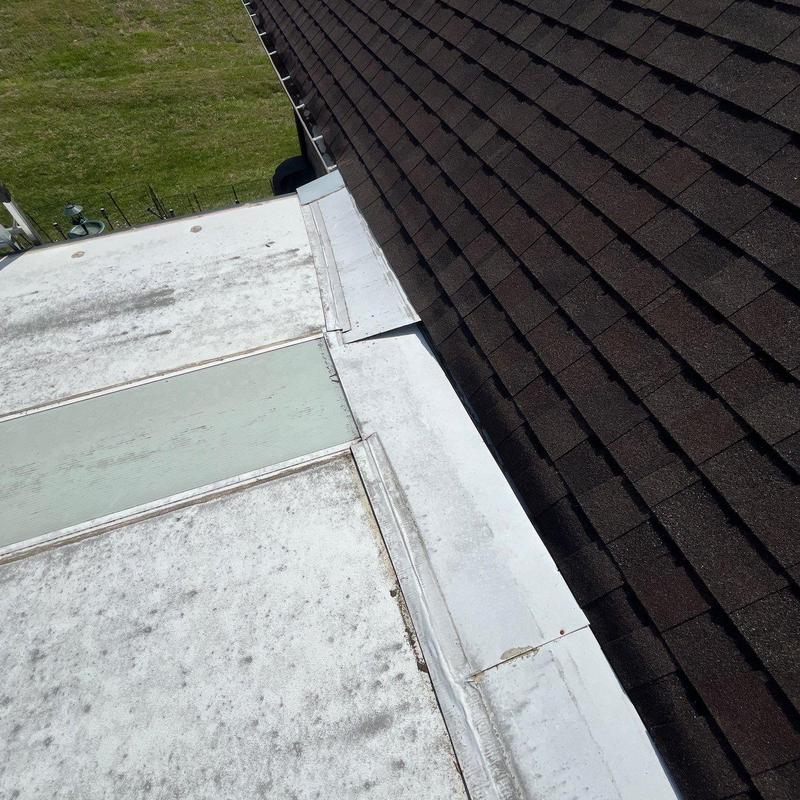 Flat roof membrane and shingle roof edge with flashing