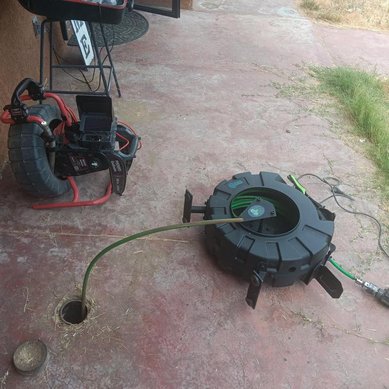 Cast iron sewer line hydrojetting via cleanout access Cast iron sewer line hydrojetting via cleanout access