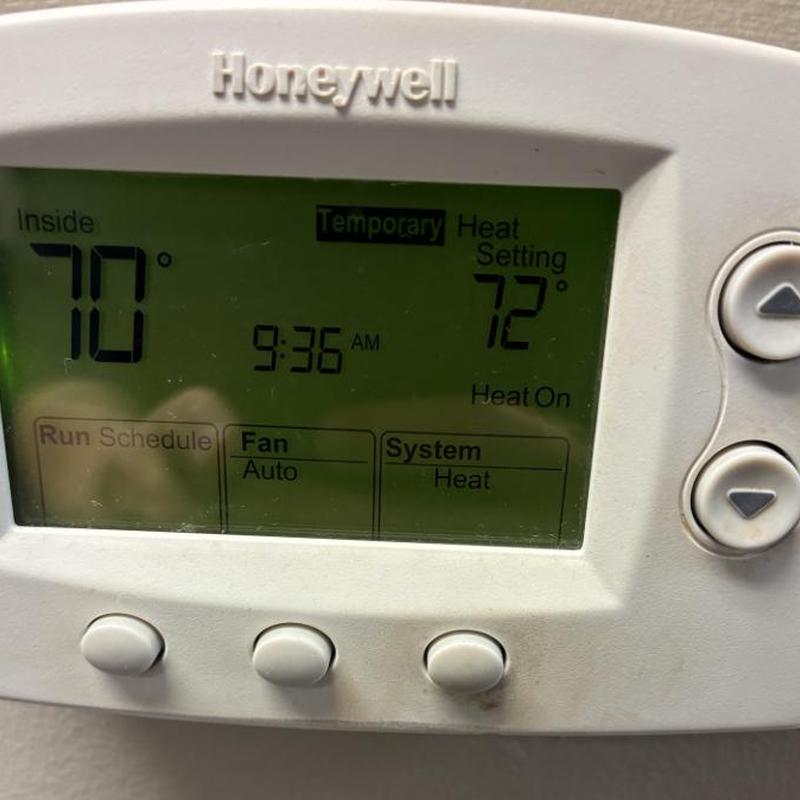 Honeywell thermostat heat setting display at 72°F Honeywell thermostat heat setting display at 72°F