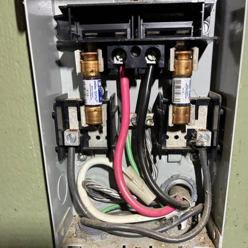 30-amp fuse box with replaced fuses and wiring 30-amp fuse box with replaced fuses and wiring