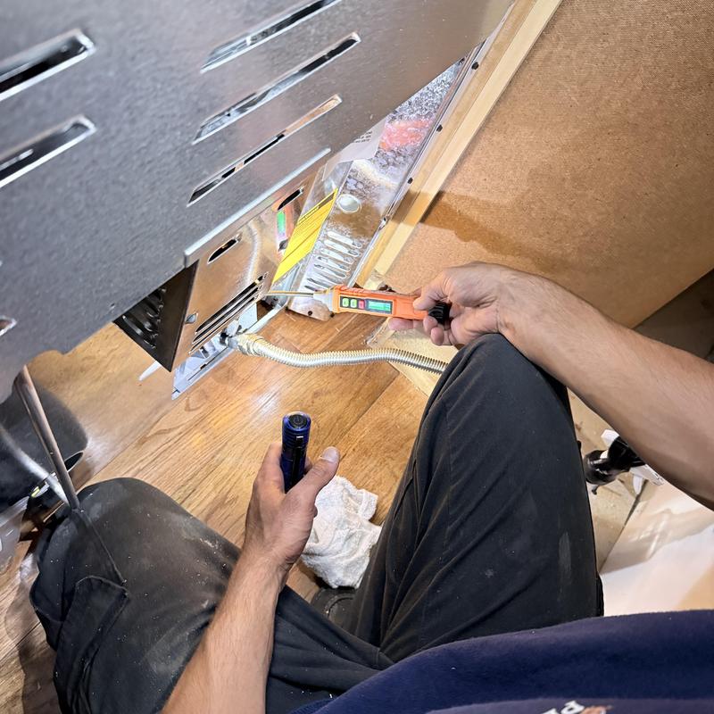 Gas stove installation with leak detector and flashlight