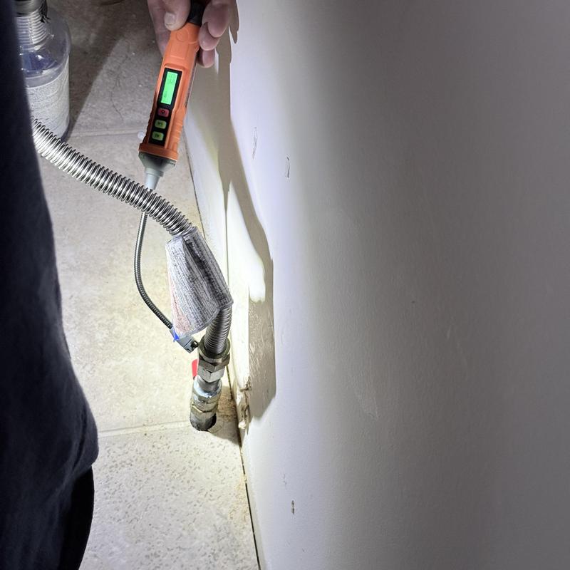 Gas stove flexible connector leak inspection with tester