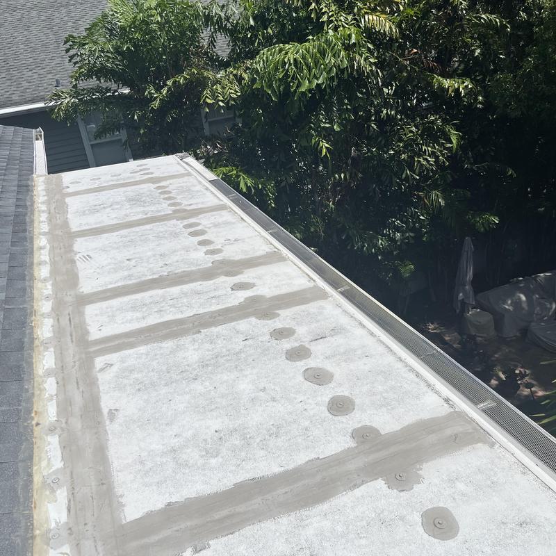 TPO flat roof with sealed seams and fasteners TPO flat roof with sealed seams and fasteners
