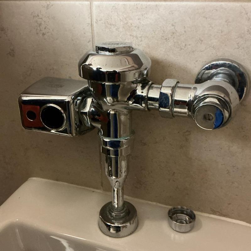 Urinal flush valve with sensor battery replacement