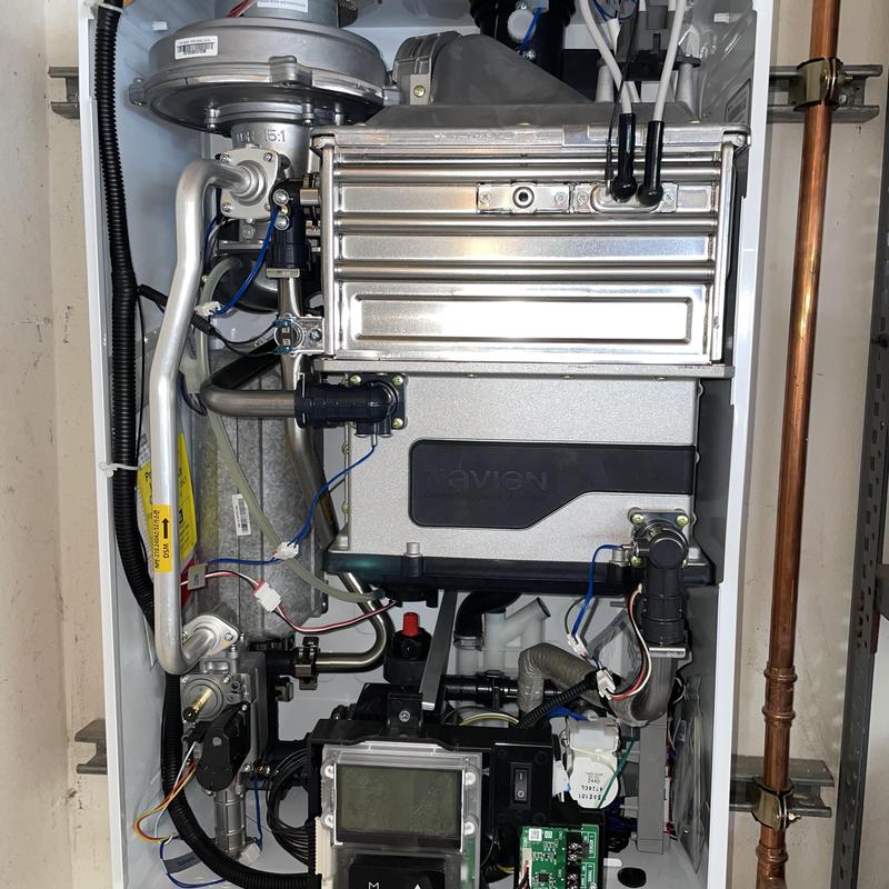 Tankless water heater internal components and wiring