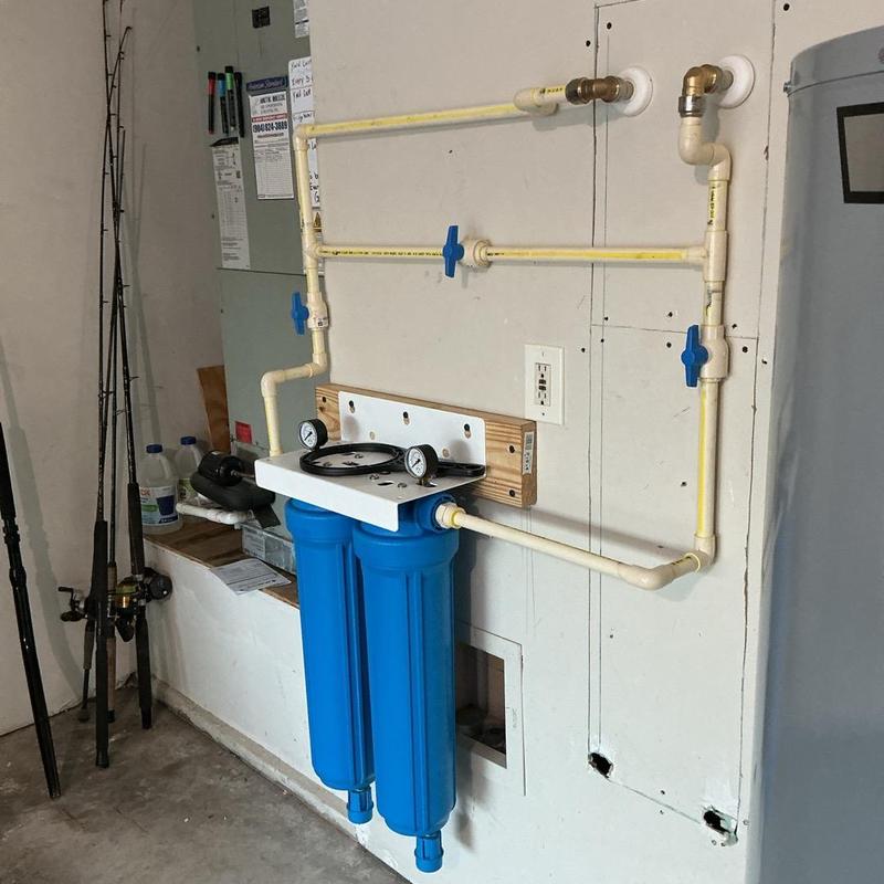 Whole-home water filtration system with pressure gauges Whole-home water filtration system with pressure gauges