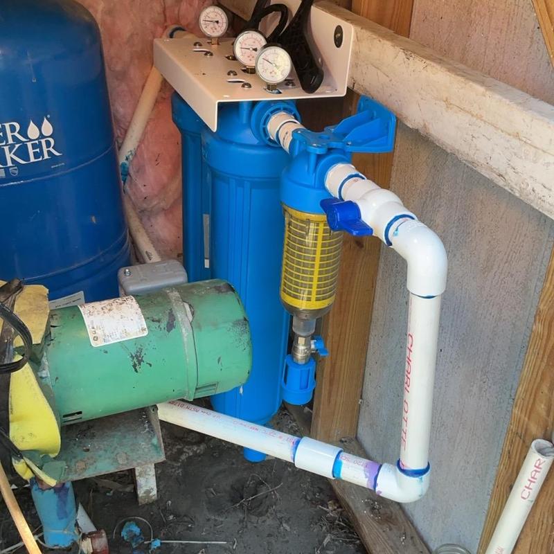 Whole-home water filtration system with pressure gauges Whole-home water filtration system with pressure gauges