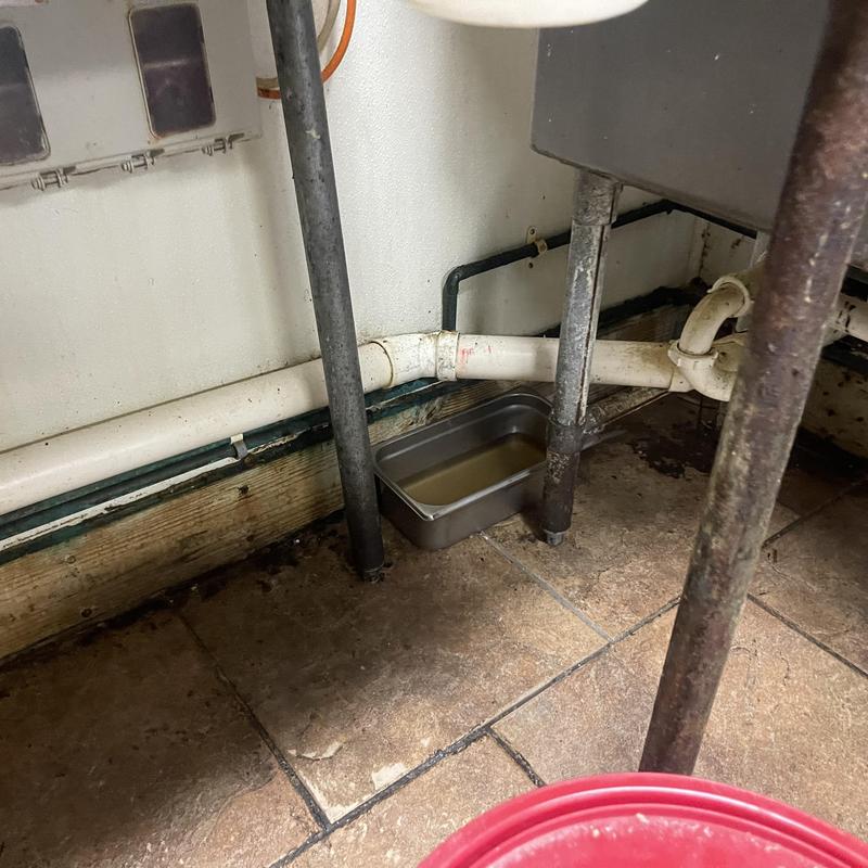 Kitchen sink drain pipe with water leak container Kitchen sink drain pipe with water leak container