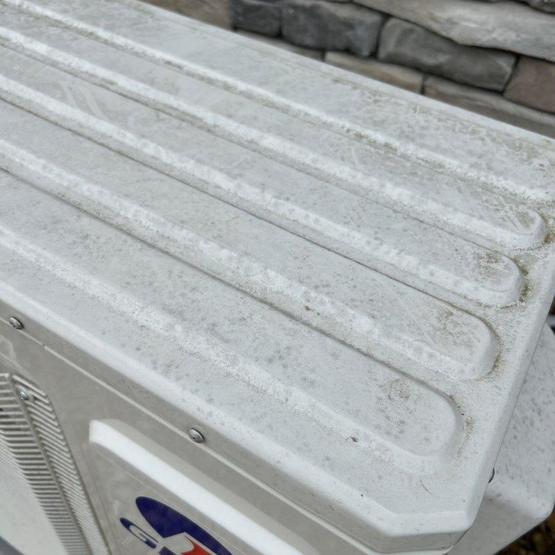 Air conditioner exterior unit with surface dirt buildup