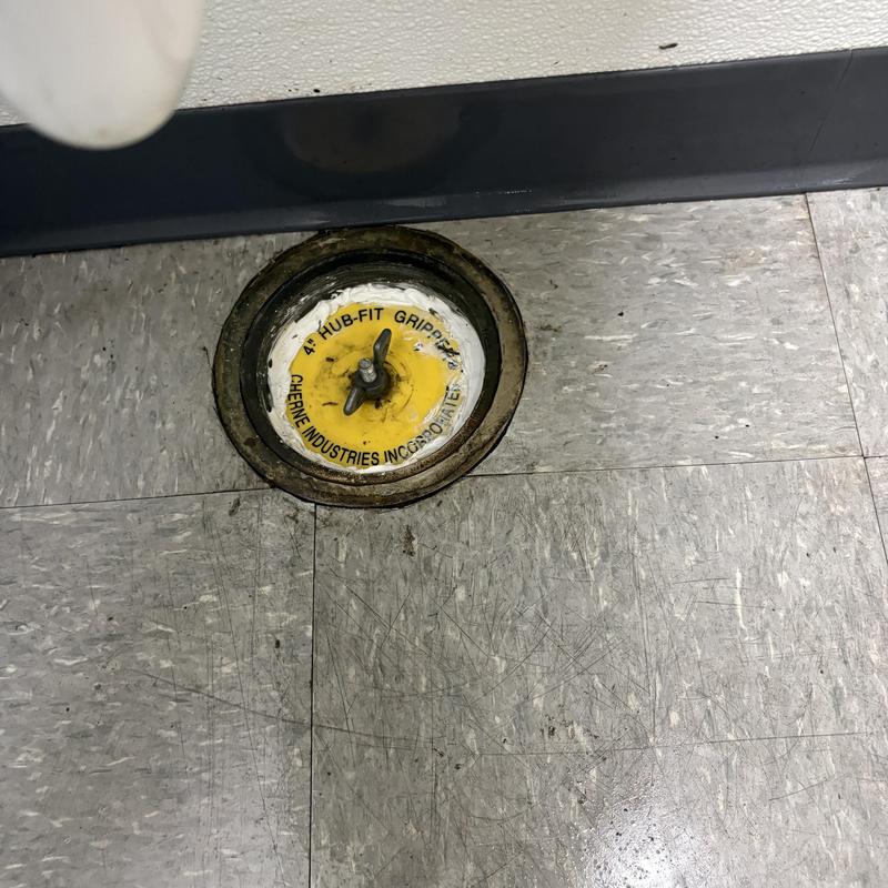 Floor drain with hub-fit gripper cover in tiled floor Floor drain with hub-fit gripper cover in tiled floor