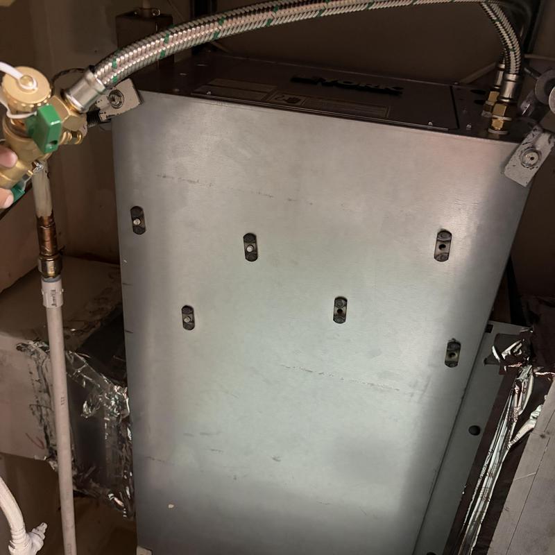 Heat pump indoor unit with connected flexible gas line Heat pump indoor unit with connected flexible gas line