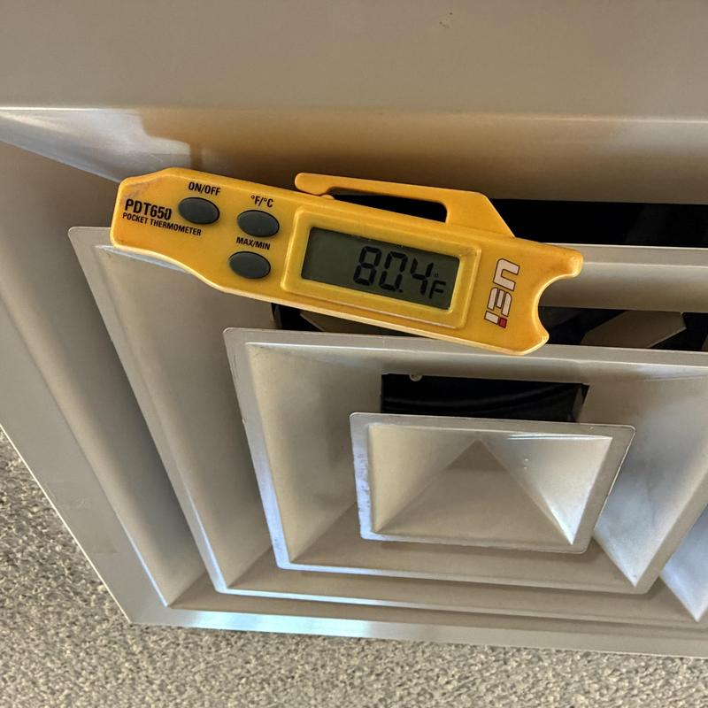 Ceiling air vent with 80.4°F pocket thermometer Ceiling air vent with 80.4°F pocket thermometer