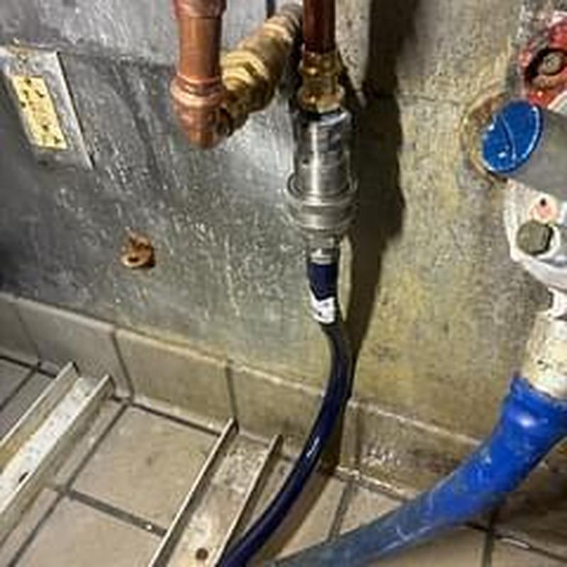 Flexible water connector with copper pipe connection Flexible water connector with copper pipe connection