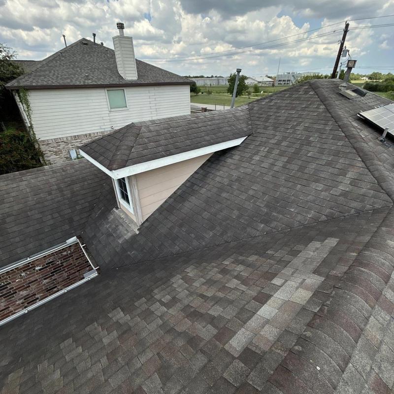 Architectural shingle roof with varying granule wear patterns
