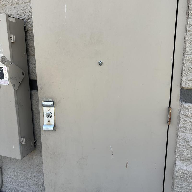 Peep hole on commercial back door with lock system Peep hole on commercial back door with lock system