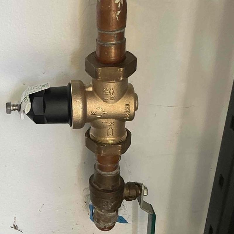 Brass pressure regulator with copper piping installation Brass pressure regulator with copper piping installation