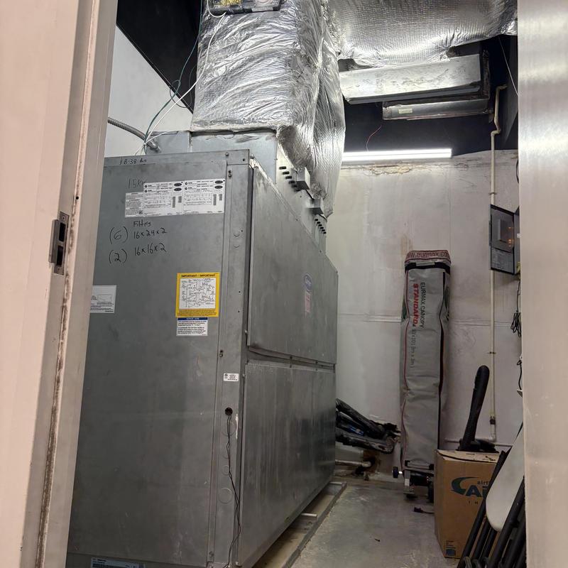 Commercial rooftop HVAC unit with duct insulation Commercial rooftop HVAC unit with duct insulation