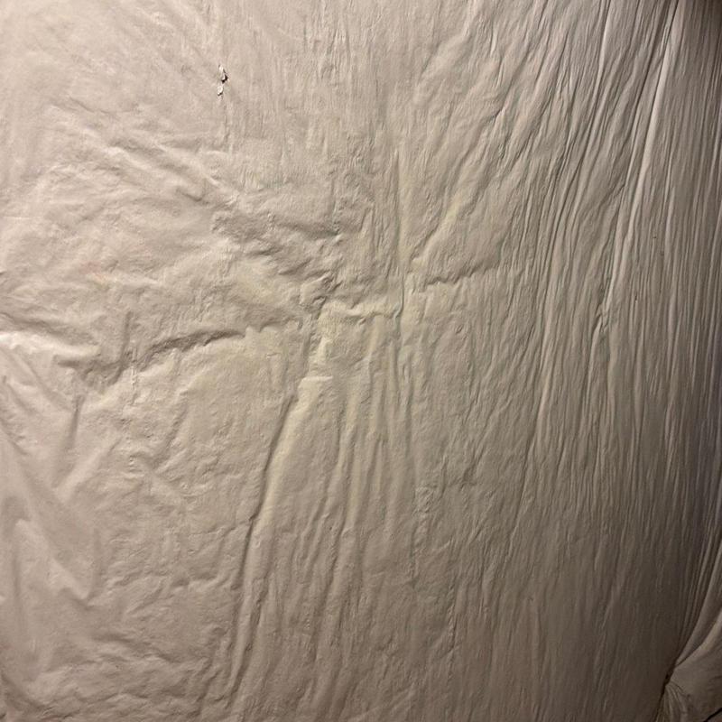 Wall insulation with wrinkled plastic vapor barrier