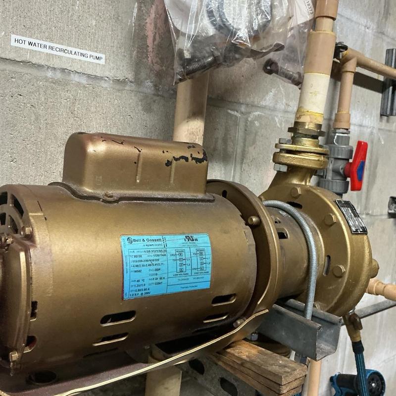 Hot water recirculating pump installation in plumbing system