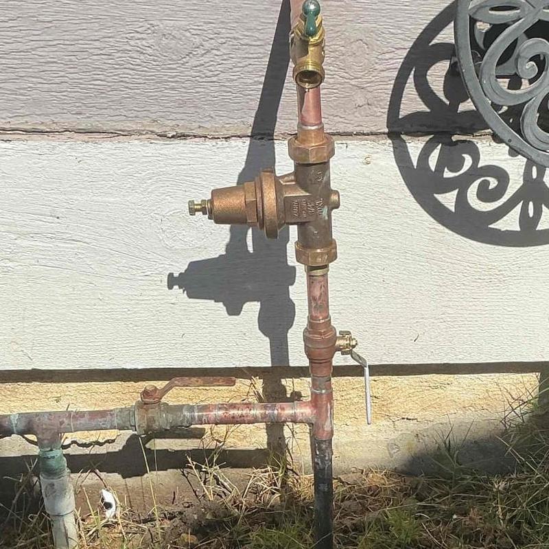 Pressure regulator and ball valve installation on pipe Pressure regulator and ball valve installation on pipe