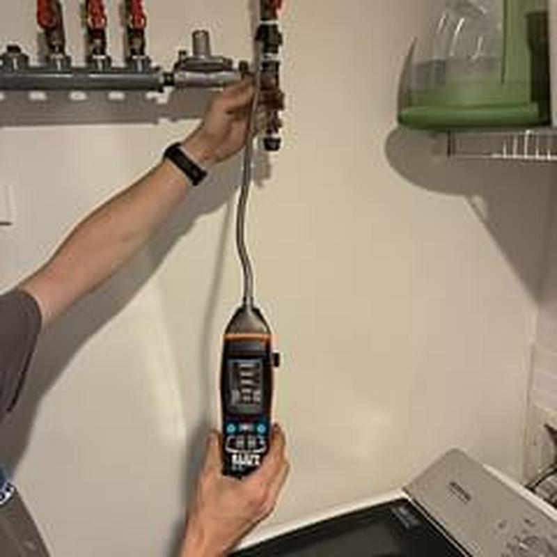 Gas manifold leak detection with electronic tester Gas manifold leak detection with electronic tester