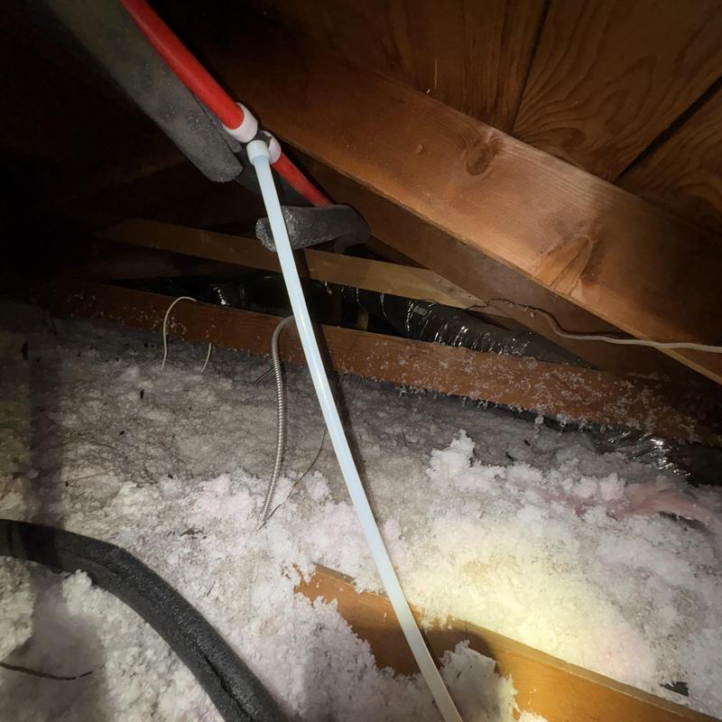 Half-inch PEX pipe with three-quarter to half-inch tee installation Half-inch PEX pipe with three-quarter to half-inch tee installation
