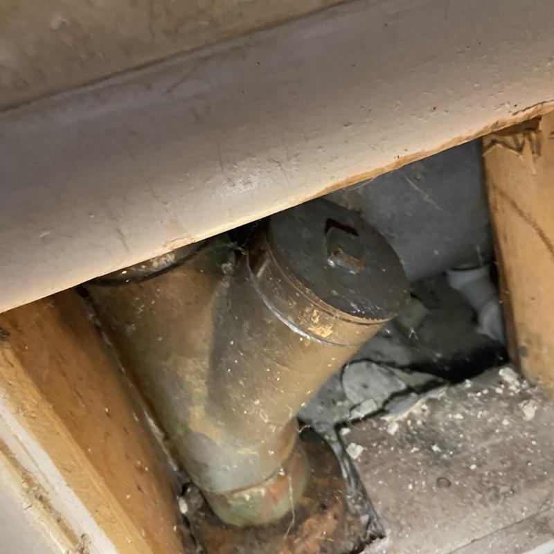 Cast iron drain line with cleanout plug in floor cavity Cast iron drain line with cleanout plug in floor cavity