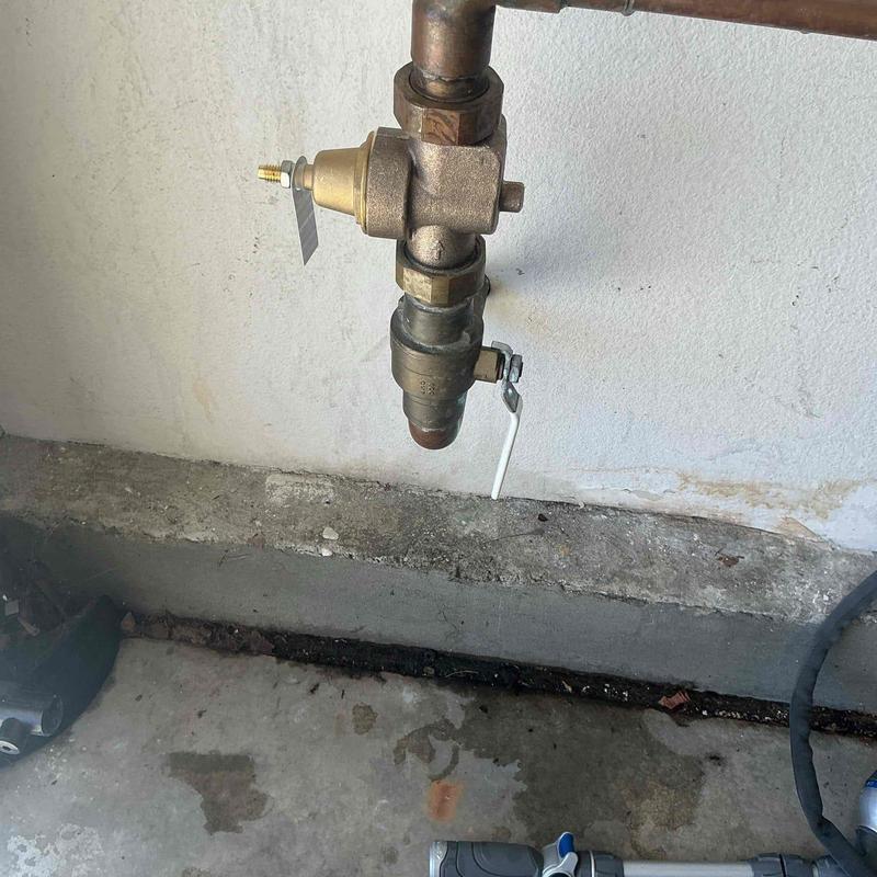 Pressure regulator and valve installation on pipe Pressure regulator and valve installation on pipe