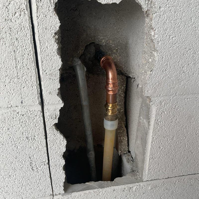 Three-quarter main valve and copper pipe in wall cavity Three-quarter main valve and copper pipe in wall cavity