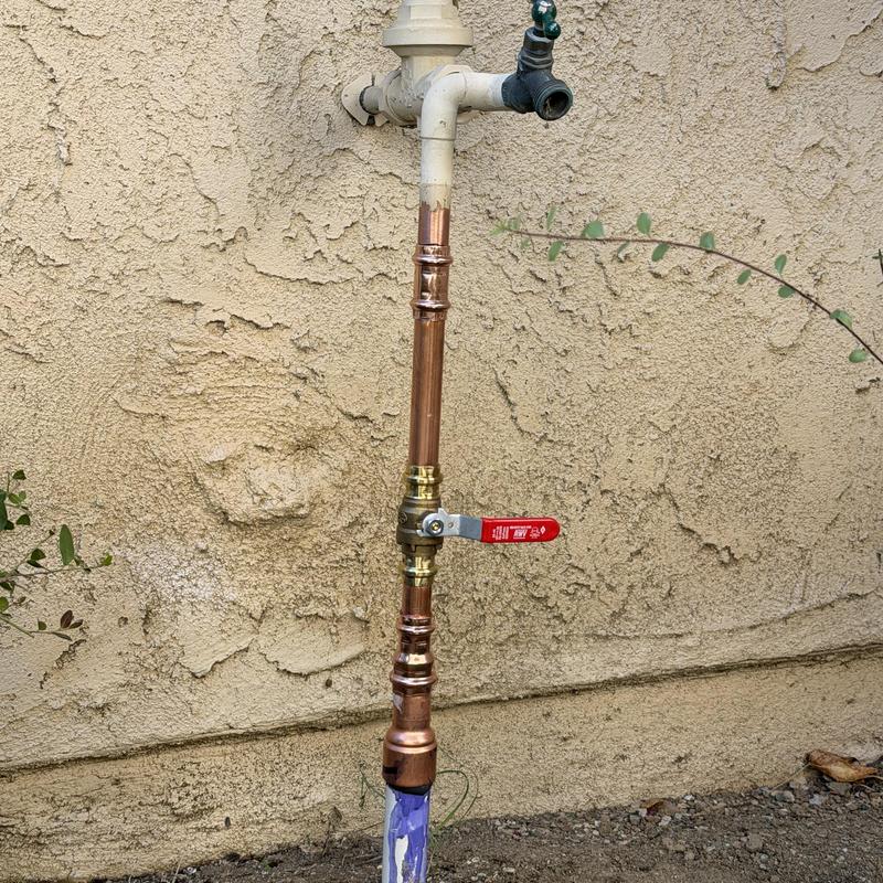Three-quarter ball valve with copper pipe installation Three-quarter ball valve with copper pipe installation