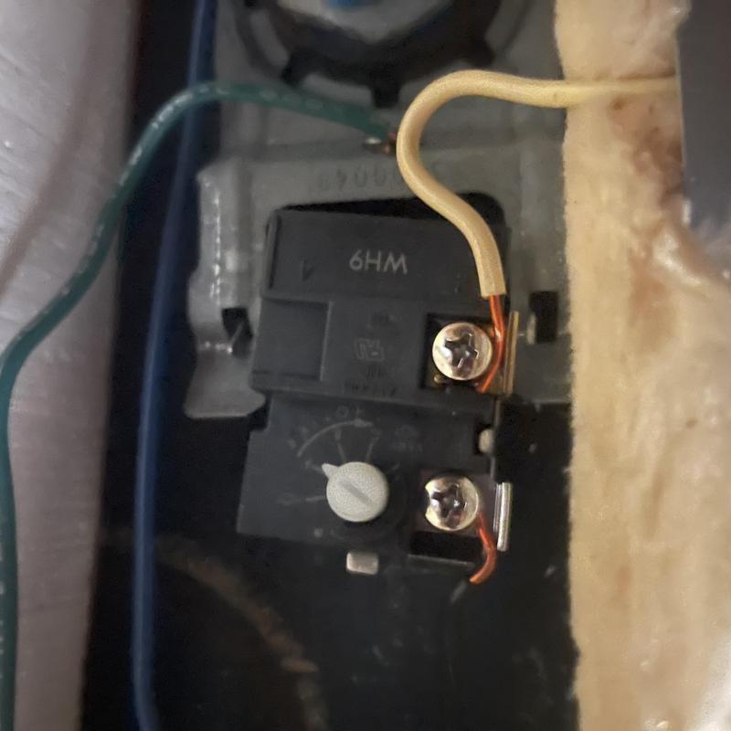 Water heater thermostat wiring with temperature adjustment knob Water heater thermostat wiring with temperature adjustment knob