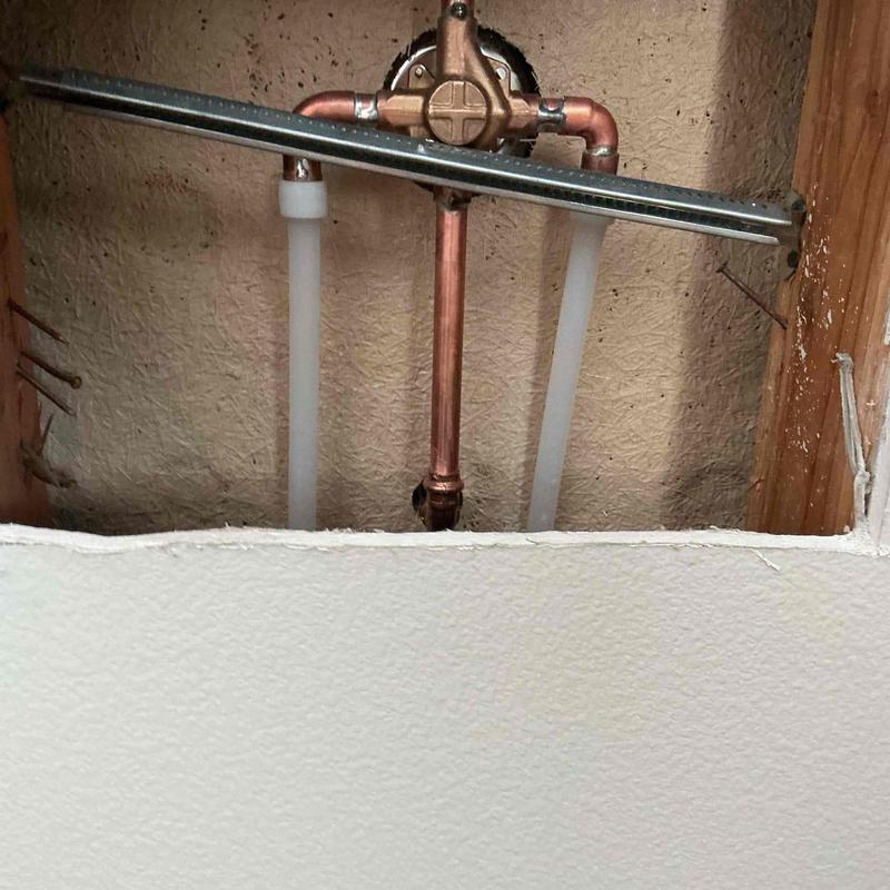 Single-handle shower valve with copper piping exposed Single-handle shower valve with copper piping exposed