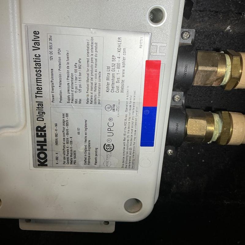 Digital thermostatic valve with plumbing connections Digital thermostatic valve with plumbing connections