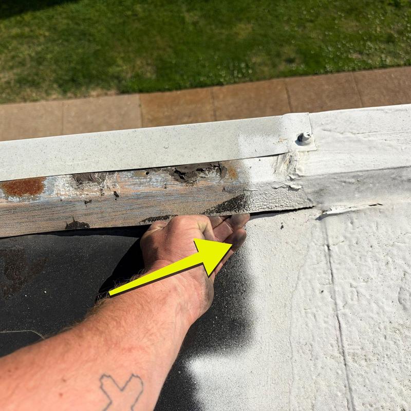 Roof edge flashing with corrosion and damage inspection