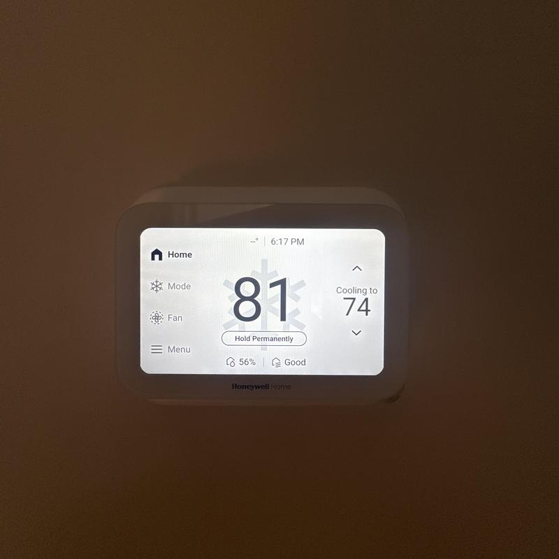 Smart thermostat display showing cooling settings Smart thermostat display showing cooling settings