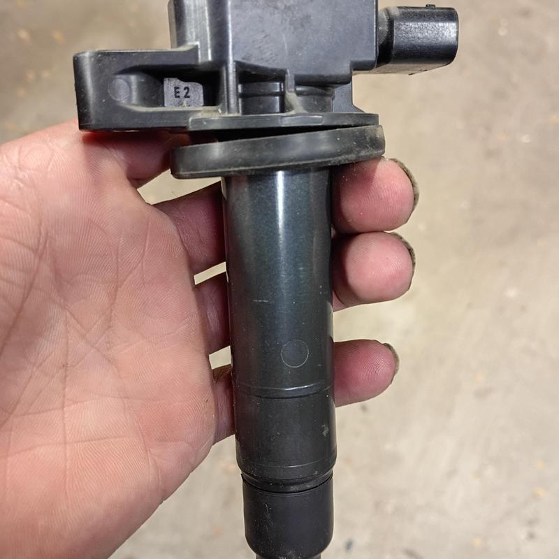 Ignition coil held by hand for Lincoln MKX replacement