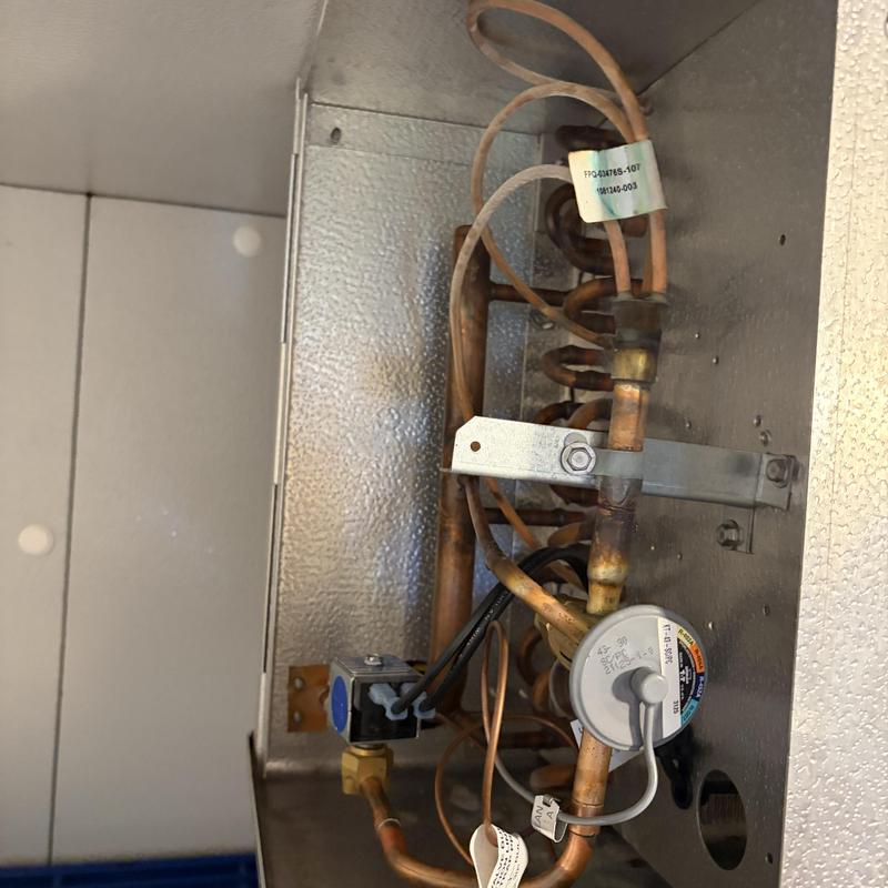 Walk-in cooler refrigeration valve and piping system Walk-in cooler refrigeration valve and piping system