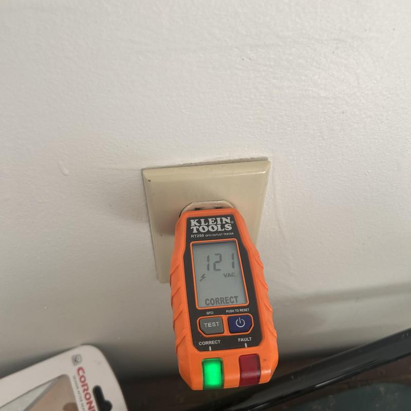 GFCI outlet voltage tester displaying correct reading