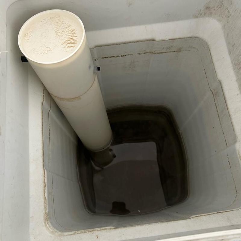 Sump pit with vertical discharge pipe and water level