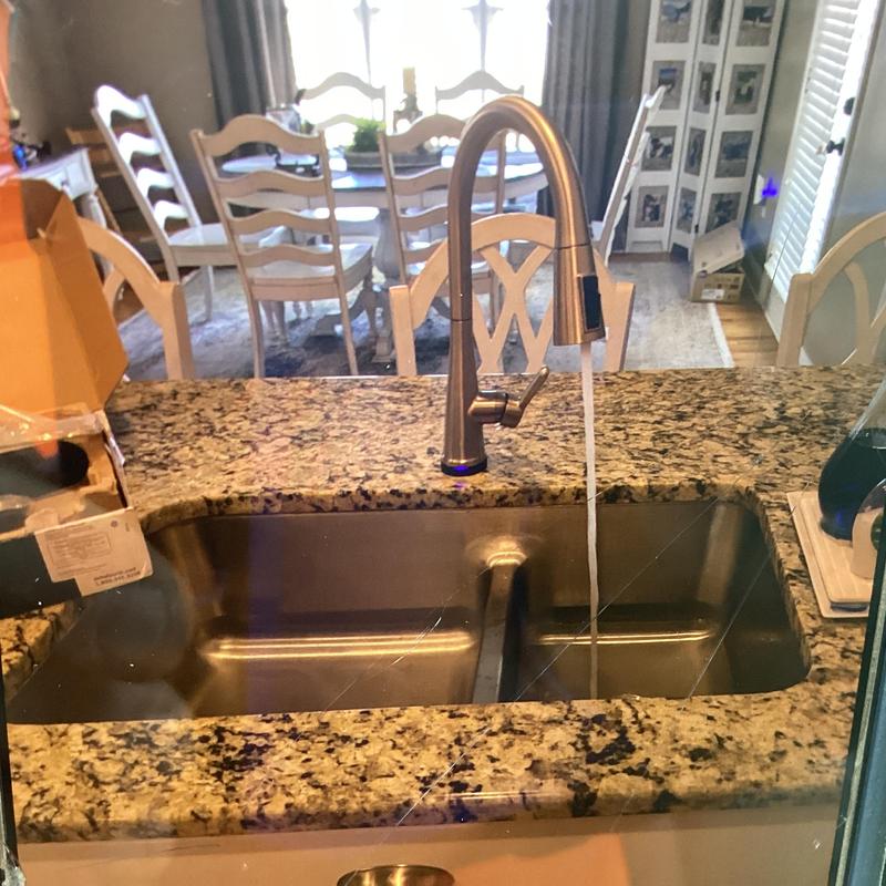 Delta touch kitchen faucet with running water Delta touch kitchen faucet with running water