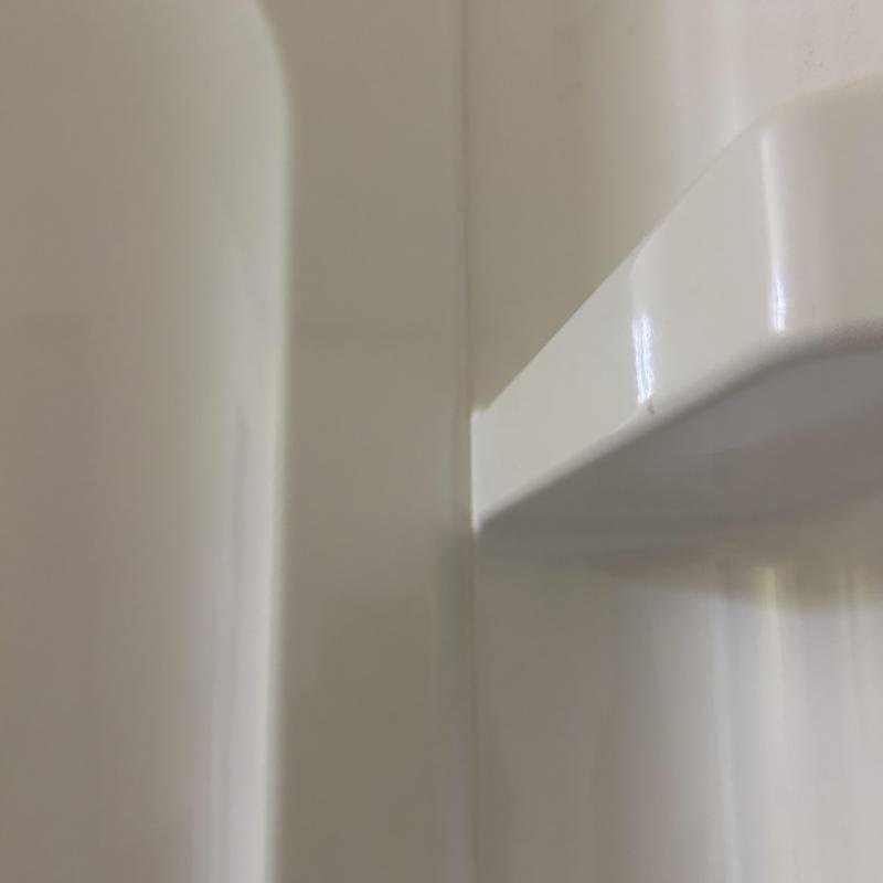 Shower enclosure corner with smooth sealed joint Shower enclosure corner with smooth sealed joint