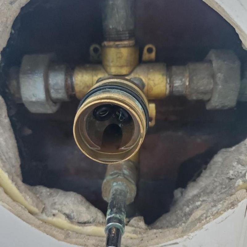 Shower valve assembly inside wall cavity without bonnet ring Shower valve assembly inside wall cavity without bonnet ring