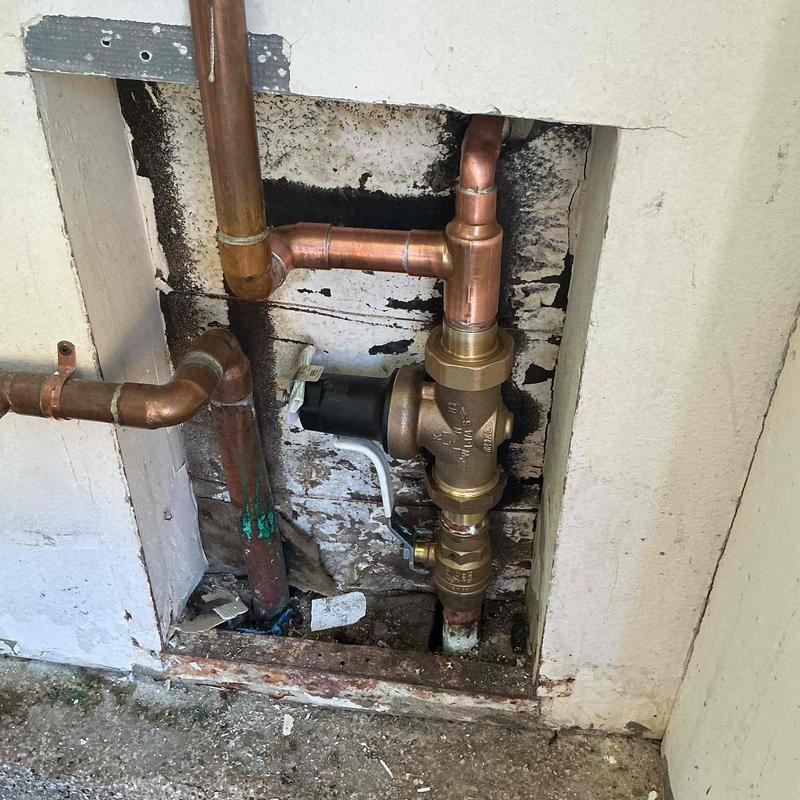 Brass 1-14 pressure regulator with copper piping installation