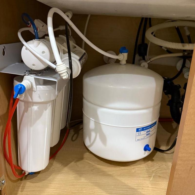 Reverse osmosis water filtration system under sink installation
