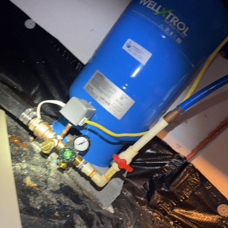 Well tank with cross tee and pressure gauge installation Well tank with cross tee and pressure gauge installation
