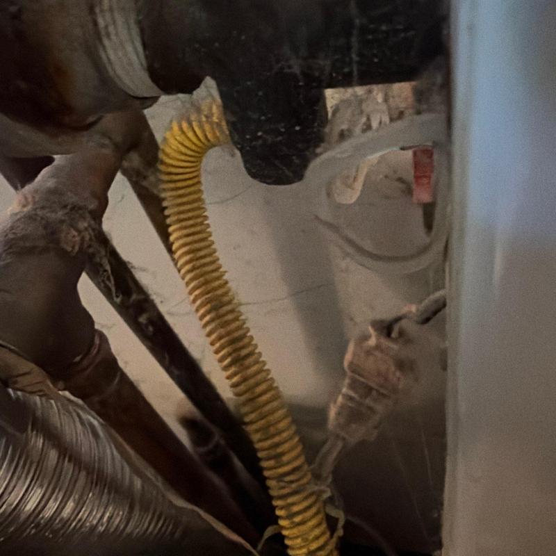 Flexible gas line connection in confined space