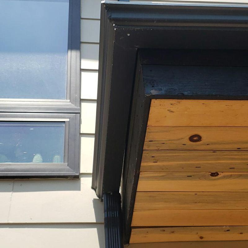 Gutter corner joint with sealing and cleaned downspout Gutter corner joint with sealing and cleaned downspout