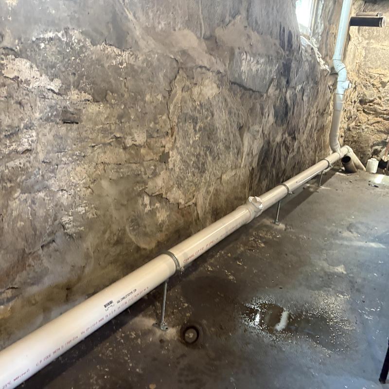Basement above-ground PVC waistline with supports Basement above-ground PVC waistline with supports