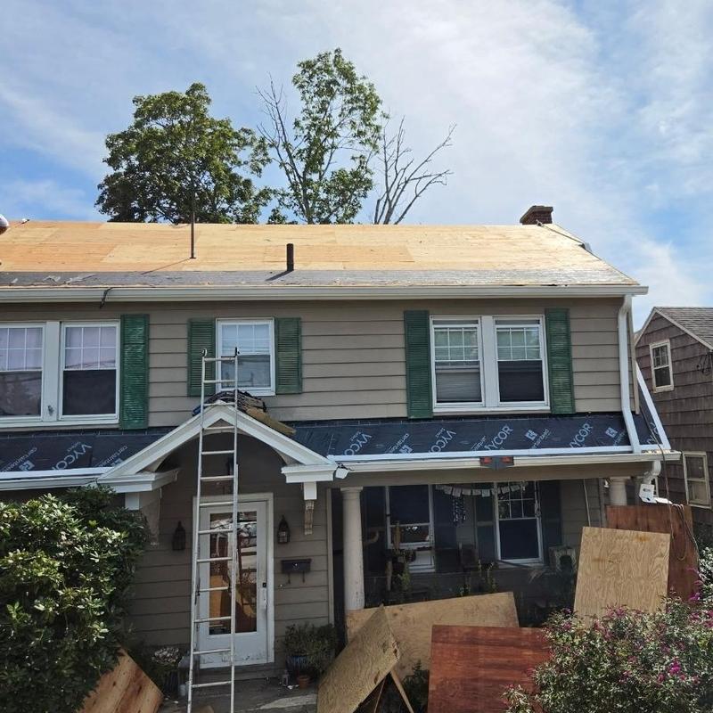 Roof sheathing and underlayment installation on house